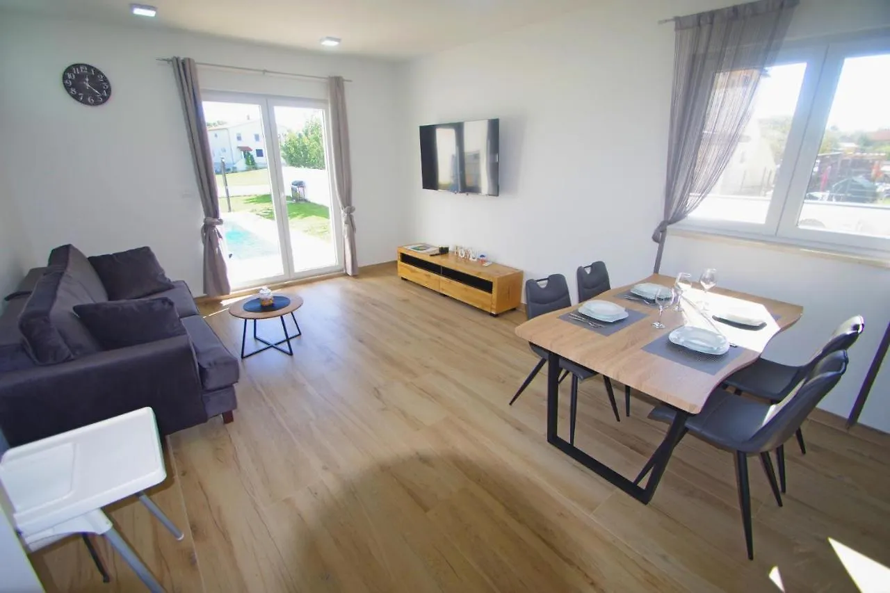 Holiday House With Private Pool In Village Sisan