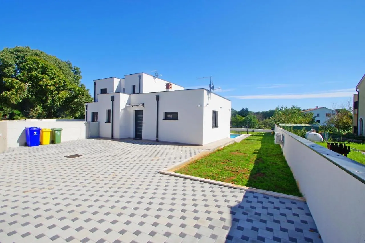 Holiday House With Private Pool In Village Sisan Holiday home