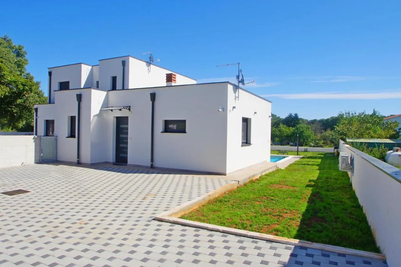 Holiday House With Private Pool In Village Sisan